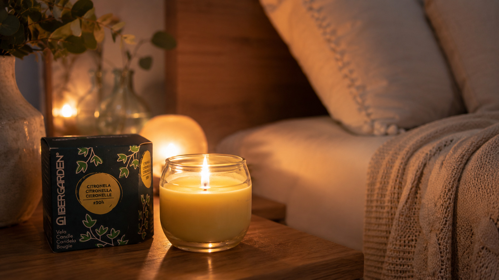 Luxusní vonná svíčka v útulné ložnici – relaxační atmosféra pro domácí wellness a moderní dekoraci